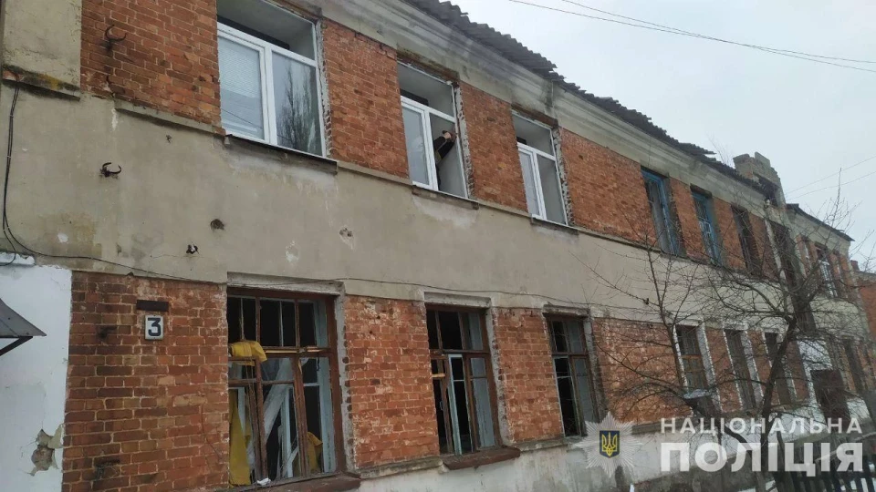 Російські окупанти за день пошкодили 16 будинків і залізничний вокзал на Сумщині фото №3