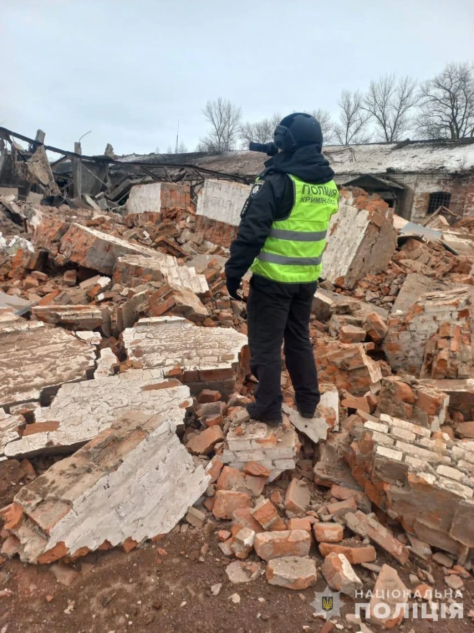 Російські окупанти за день пошкодили 16 будинків і залізничний вокзал на Сумщині фото №6