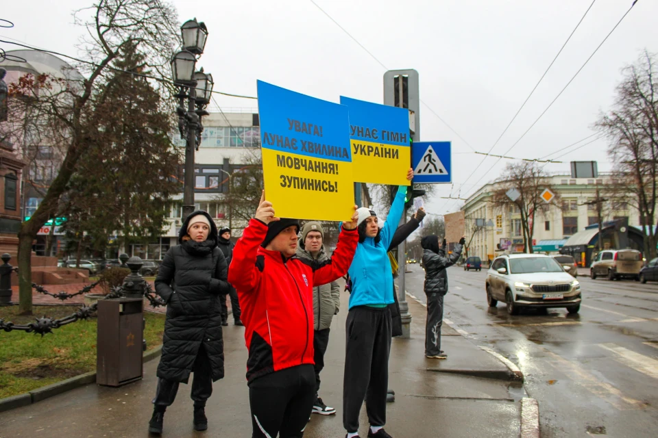 У Сумах хвилиною мовчання вшанували Костянтина Юзвюка та всіх полеглих Героїв фото №3