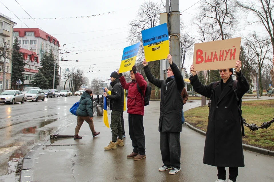 У Сумах хвилиною мовчання вшанували Костянтина Юзвюка та всіх полеглих Героїв фото №4