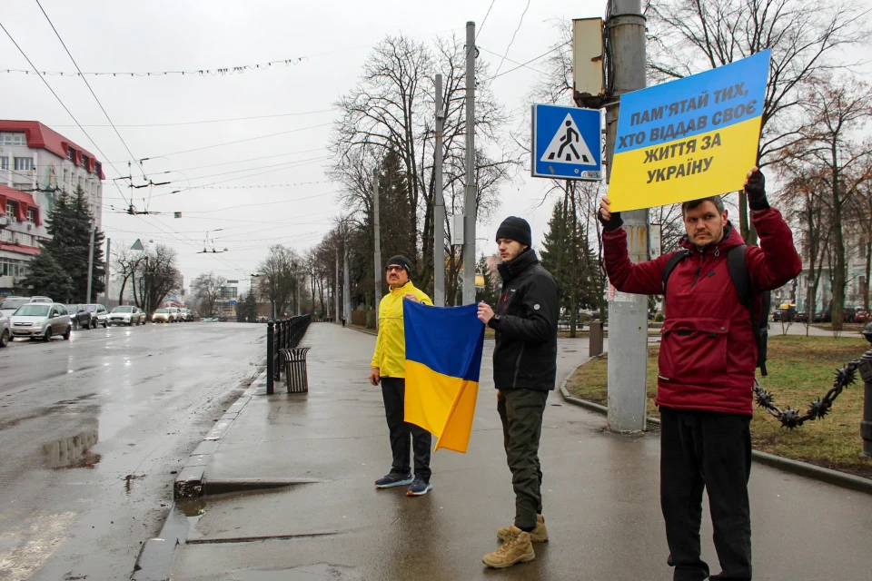 У Сумах хвилиною мовчання вшанували Костянтина Юзвюка та всіх полеглих Героїв фото №5