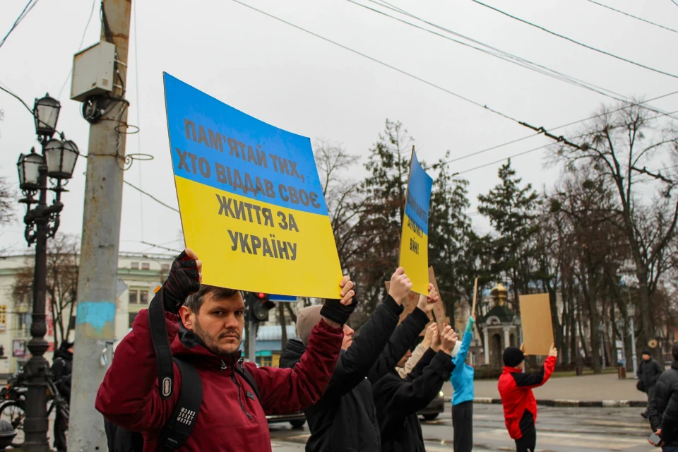 У Сумах хвилиною мовчання вшанували Костянтина Юзвюка та всіх полеглих Героїв фото №8