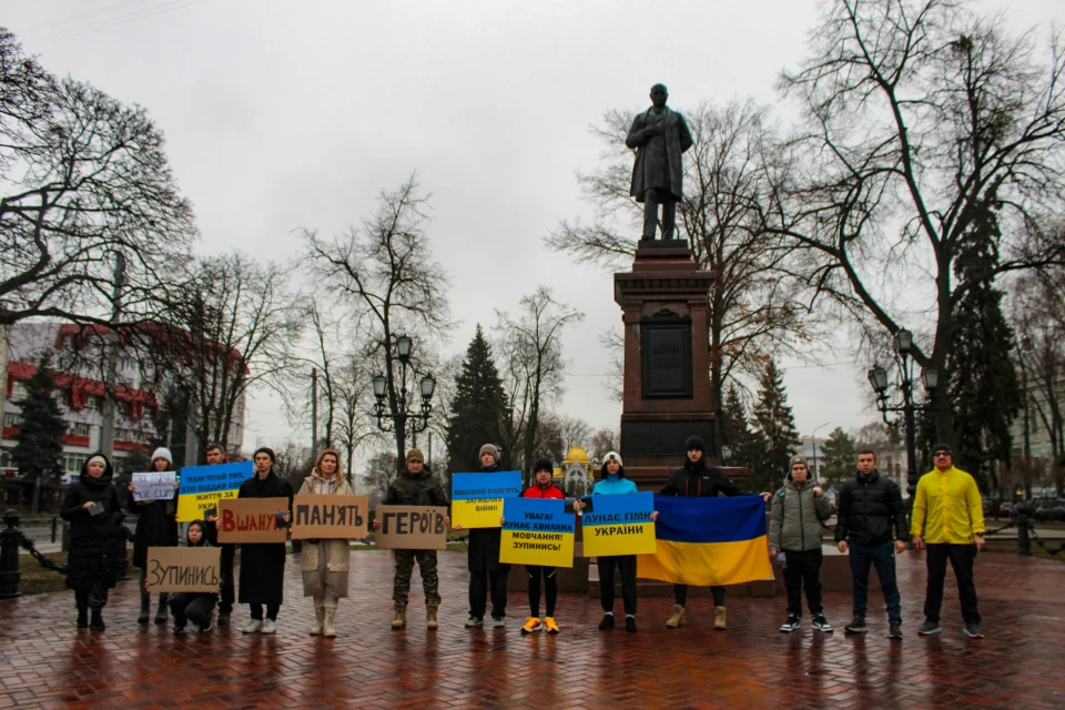 У Сумах хвилиною мовчання вшанували Костянтина Юзвюка та всіх полеглих Героїв фото №9