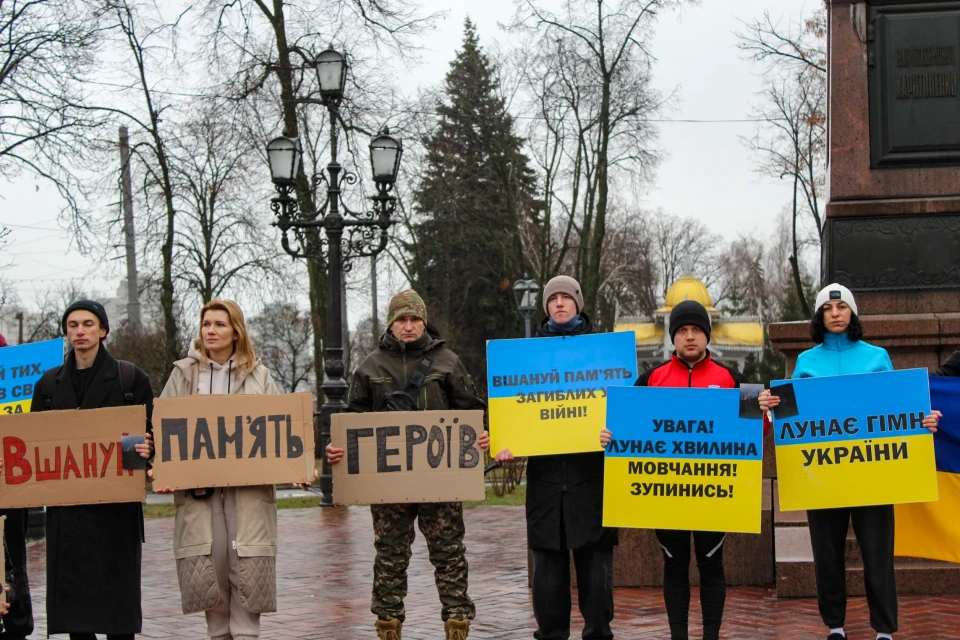 У Сумах хвилиною мовчання вшанували Костянтина Юзвюка та всіх полеглих Героїв фото №10