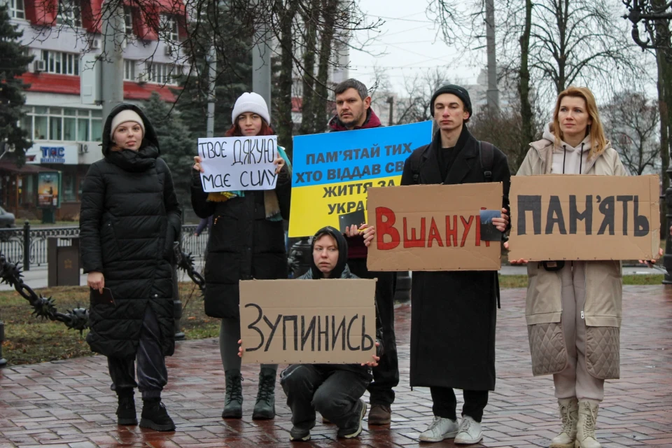 У Сумах хвилиною мовчання вшанували Костянтина Юзвюка та всіх полеглих Героїв фото №11