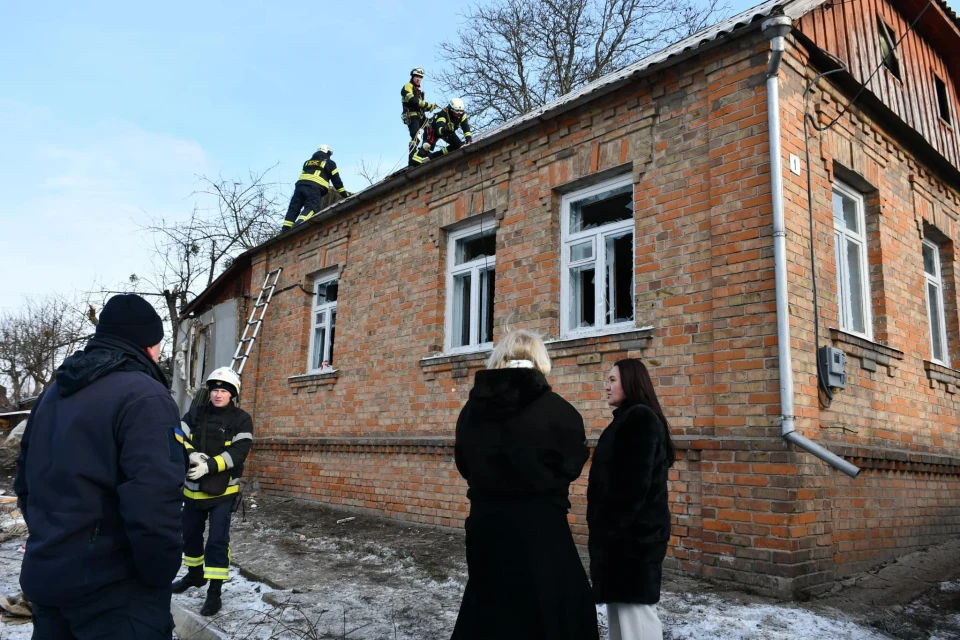 Внаслідок падіння "шахеду" в Ромнах пошкоджено 14 будинків фото №7