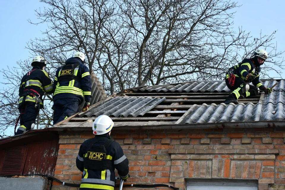 Внаслідок падіння "шахеду" в Ромнах пошкоджено 14 будинків фото №8