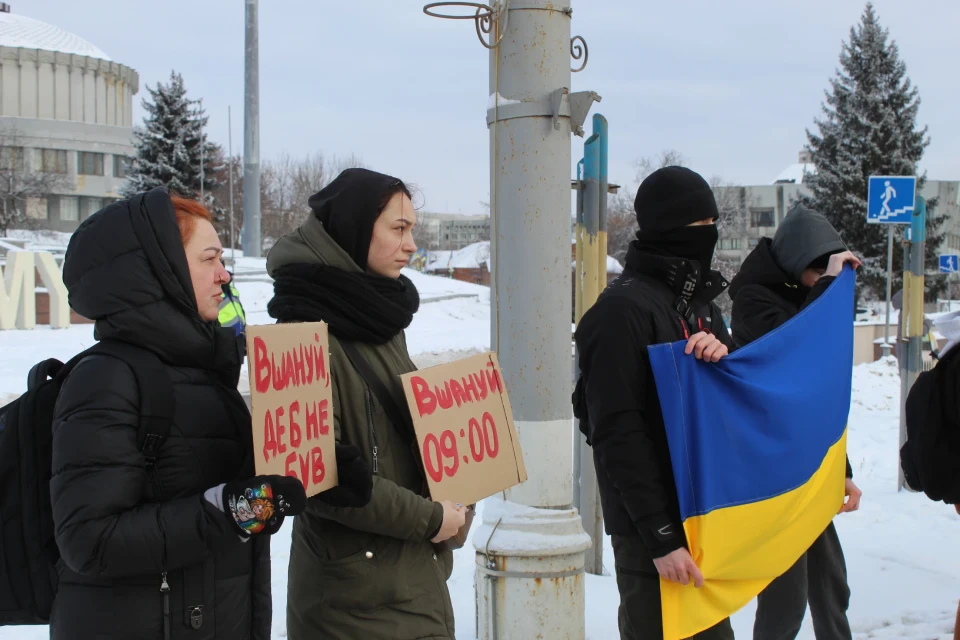 "Якщо вважаєте себе українцем, хоча б на хвилину зупиніться" – у Сумах вшанували загиблих хвилиною мовчання фото №2