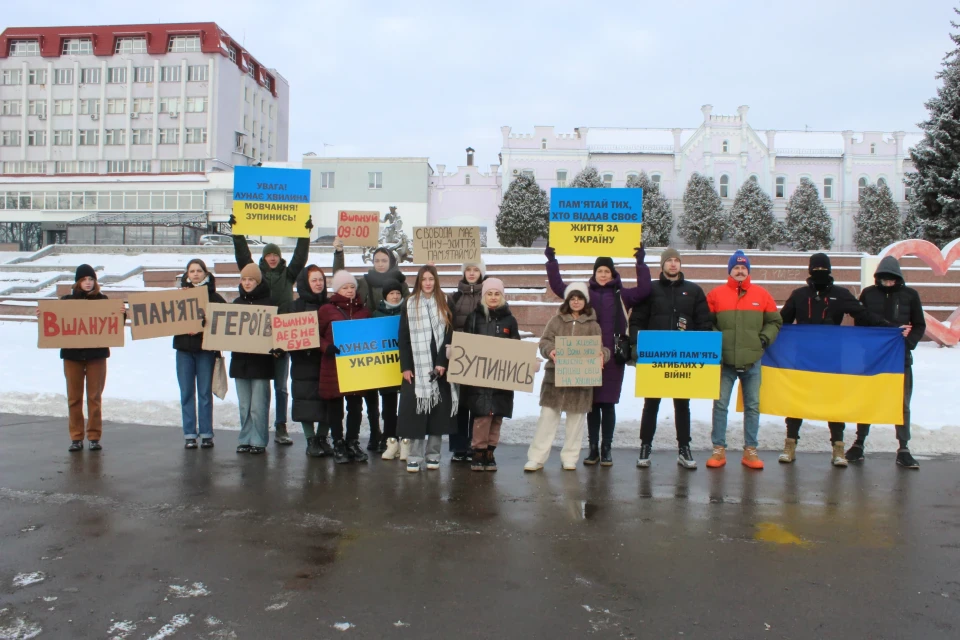 "Якщо вважаєте себе українцем, хоча б на хвилину зупиніться" – у Сумах вшанували загиблих хвилиною мовчання фото №1