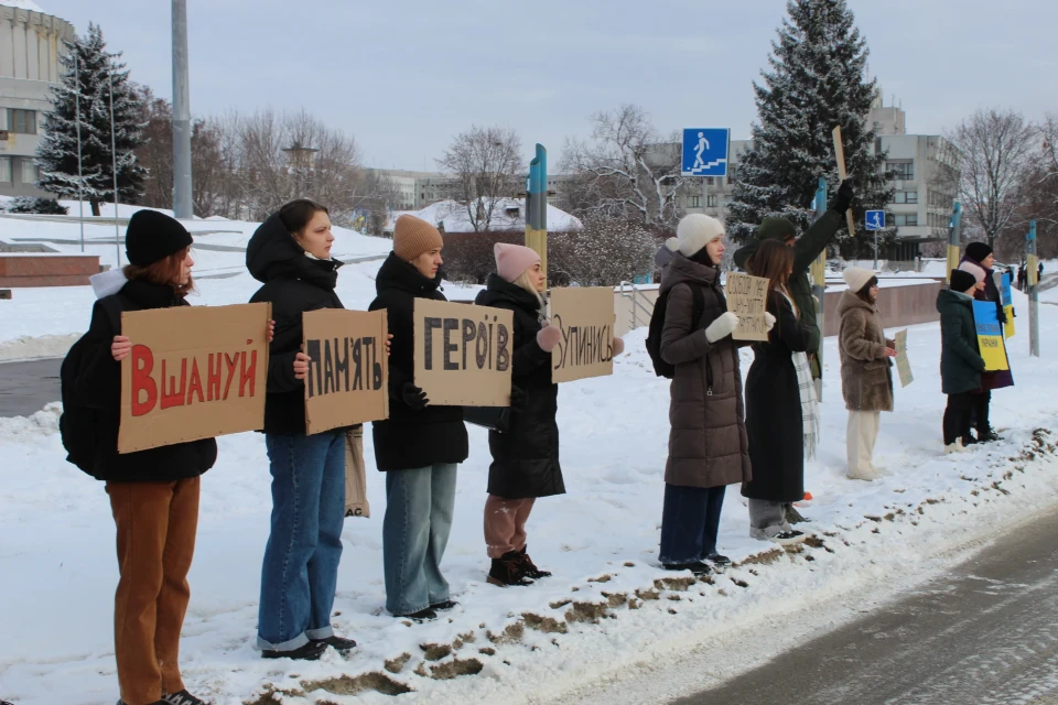 "Якщо вважаєте себе українцем, хоча б на хвилину зупиніться" – у Сумах вшанували загиблих хвилиною мовчання фото №3