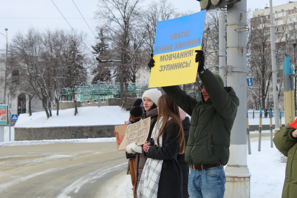 "Якщо вважаєте себе українцем, хоча б на хвилину зупиніться" – у Сумах вшанували загиблих хвилиною мовчання фото №5