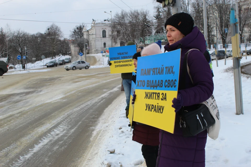 "Якщо вважаєте себе українцем, хоча б на хвилину зупиніться" – у Сумах вшанували загиблих хвилиною мовчання фото №7