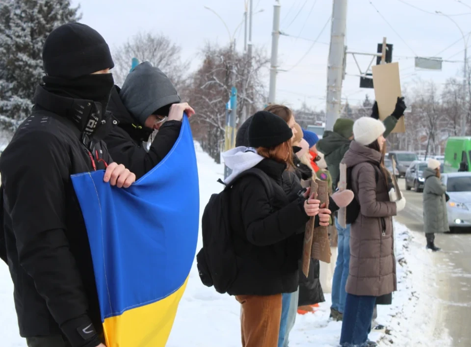 "Якщо вважаєте себе українцем, хоча б на хвилину зупиніться" – у Сумах вшанували загиблих хвилиною мовчання фото №9