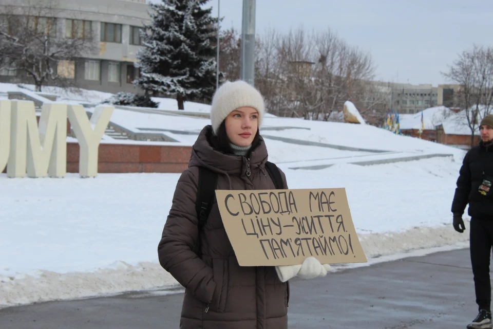 "Якщо вважаєте себе українцем, хоча б на хвилину зупиніться" – у Сумах вшанували загиблих хвилиною мовчання фото №10