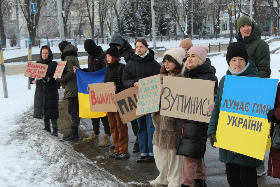 "Якщо вважаєте себе українцем, хоча б на хвилину зупиніться" – у Сумах вшанували загиблих хвилиною мовчання фото №12