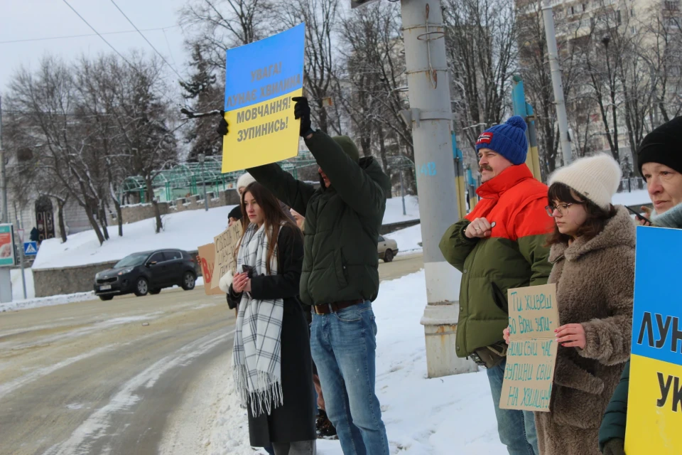 "Якщо вважаєте себе українцем, хоча б на хвилину зупиніться" – у Сумах вшанували загиблих хвилиною мовчання фото №13