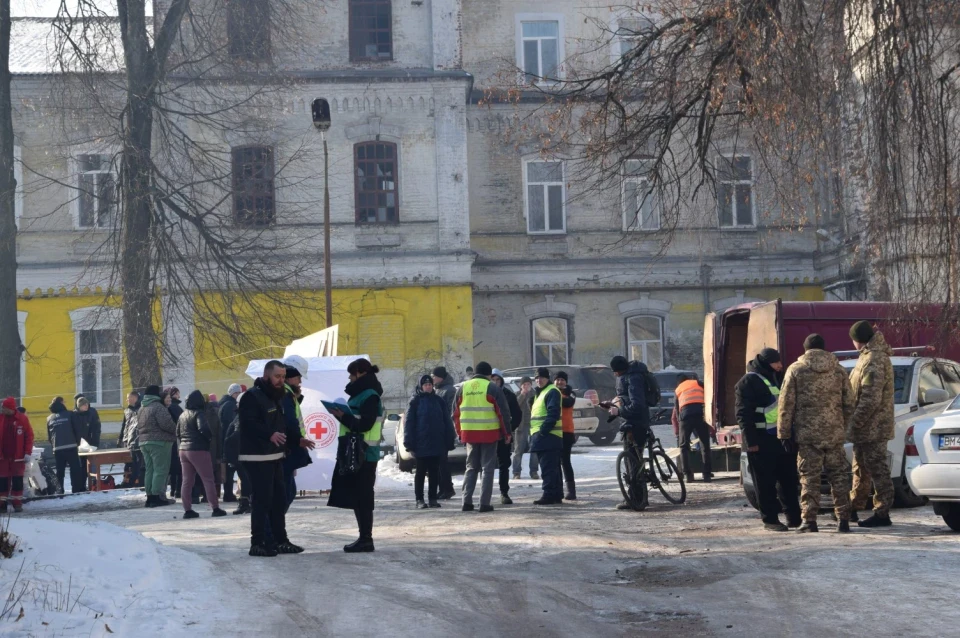 У Сумах тривають роботи з відновлення після атаки "шахедів" фото №1