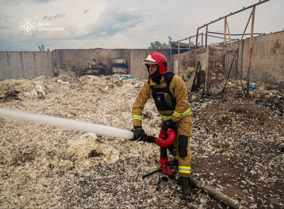 Наслідки ворожого удару: сумські рятувальники 12 годин ліквідовували масштабну пожежу