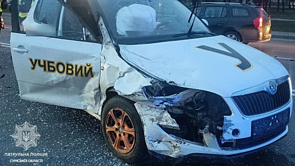 У Сумах сталася потрійна аварія за участю навчального авто фото №4
