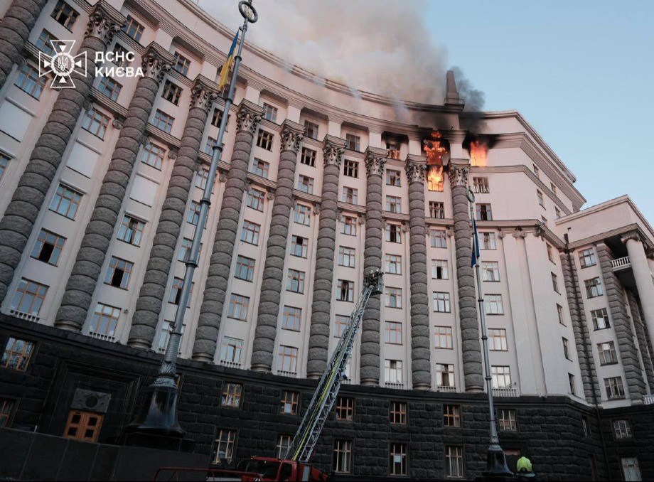 Внаслідок атаки вперше пошкоджена будівля Уряду в Києві