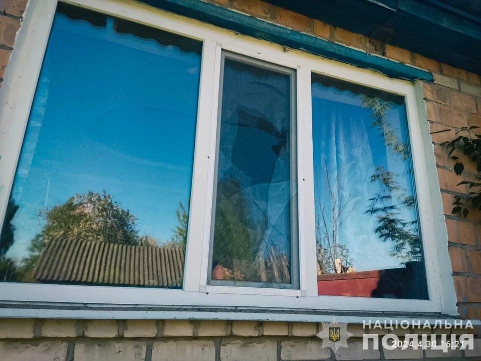 Російські окупанти поранили людину на Сумщині: пошкоджено будинки, автівки та ЛЕП  фото №2