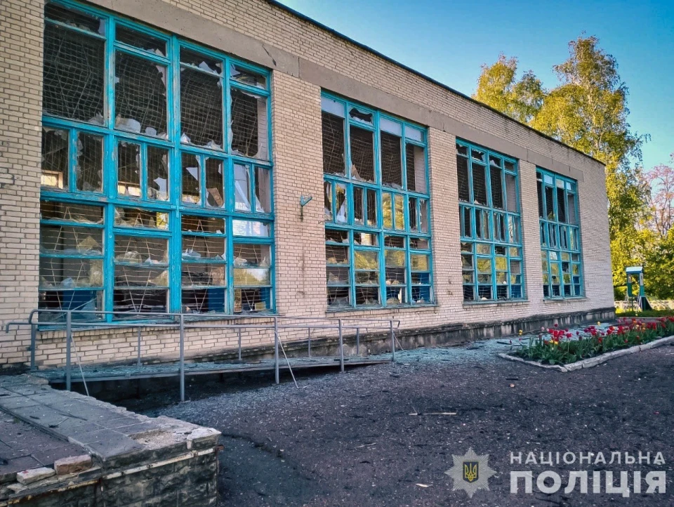 Російські окупанти поранили людину на Сумщині: пошкоджено будинки, автівки та ЛЕП  фото №7
