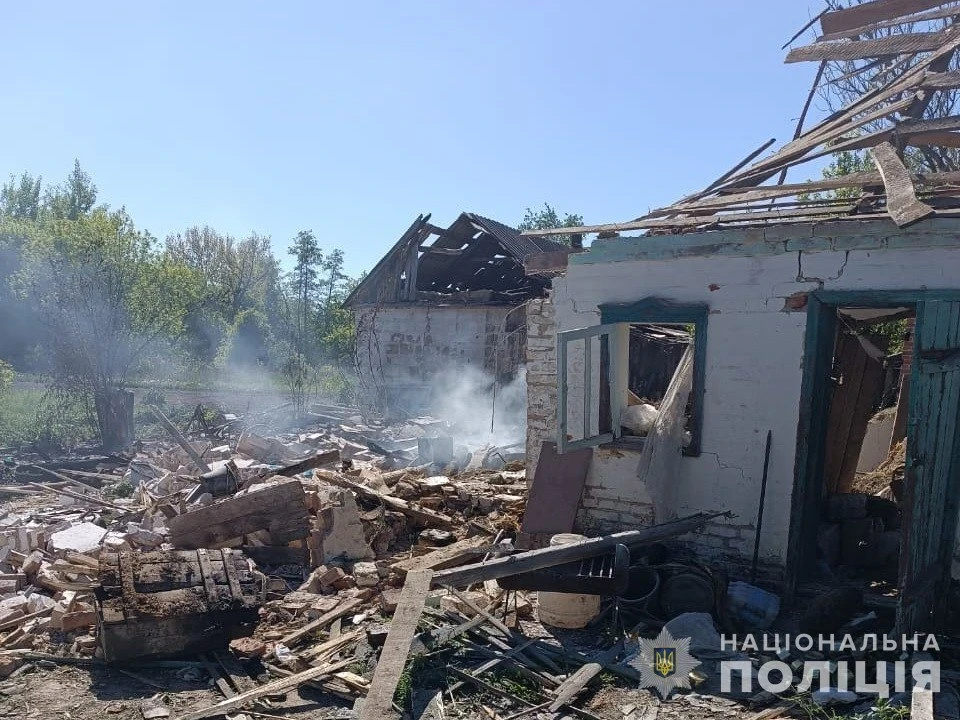 Російські окупанти обстріляли Сумщину: 1 поранений, 8 пошкоджених будинків і авто фото №5