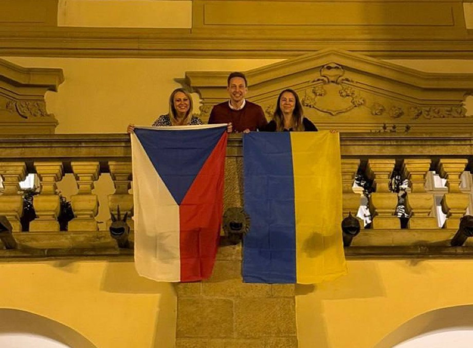 Українські прапори знову зʼявилися на будівлі парламенту Чехії після скандального демонтажу