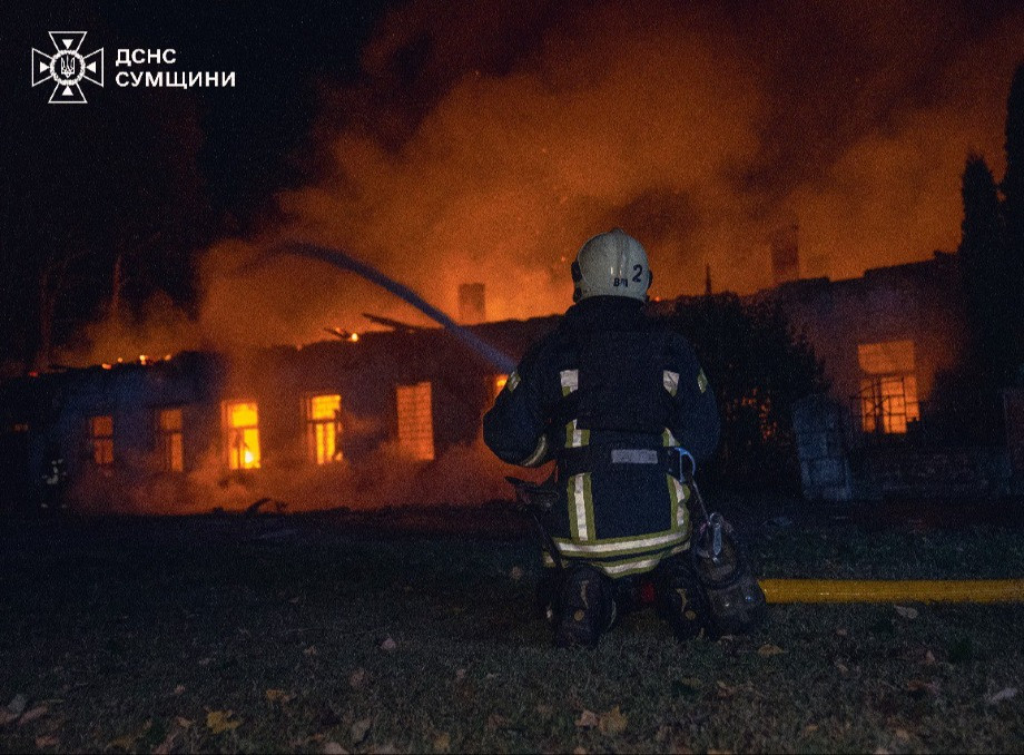 Рятувальники ліквідували пожежу після нічної атаки на Суми