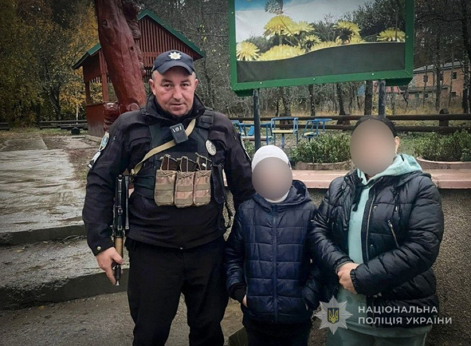 На Сумщині поліцейські розшукали матір з 11-річним сином, які заблукали в лісі