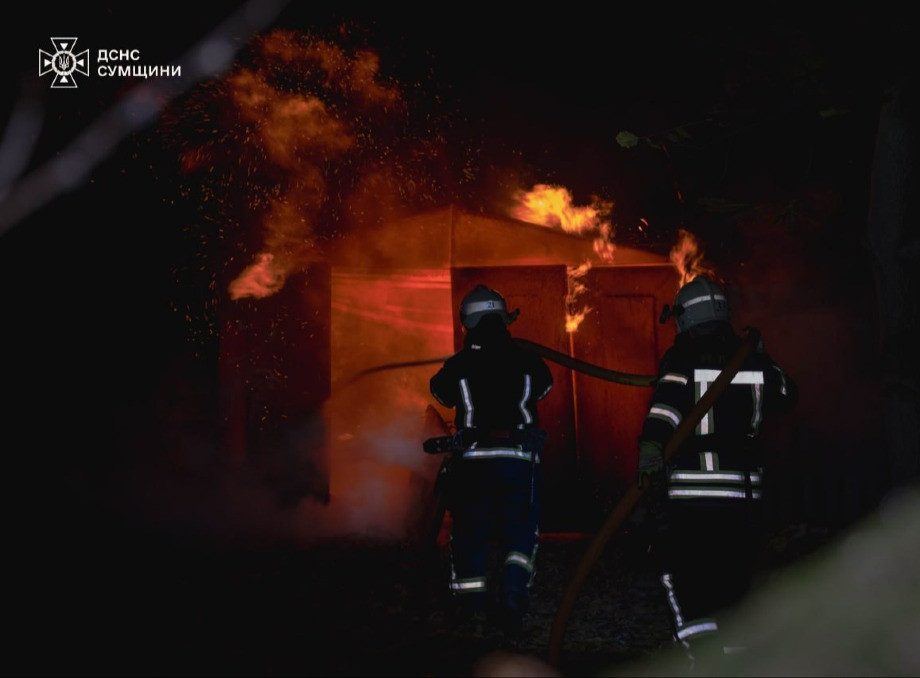 У центрі Сум горів гараж: рятувальники швидко ліквідували пожежу