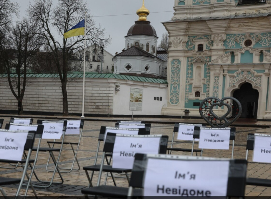 У Києві відбулась акція «Порожні стільці» на підтримку зниклих і ув’язнених через війну