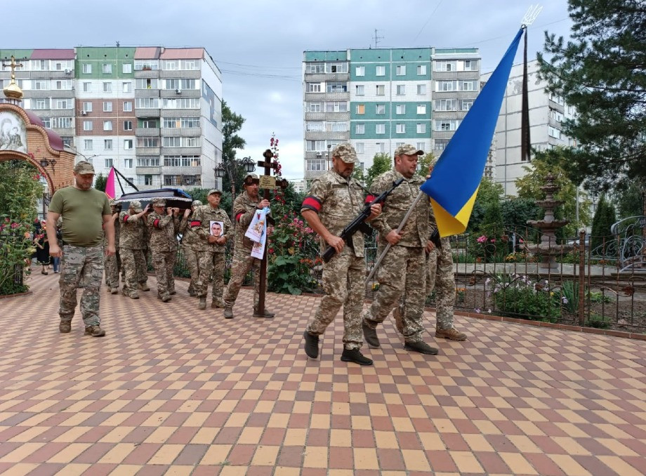 У Сумах провели в останню путь загиблого захисника Дмитра Голуба