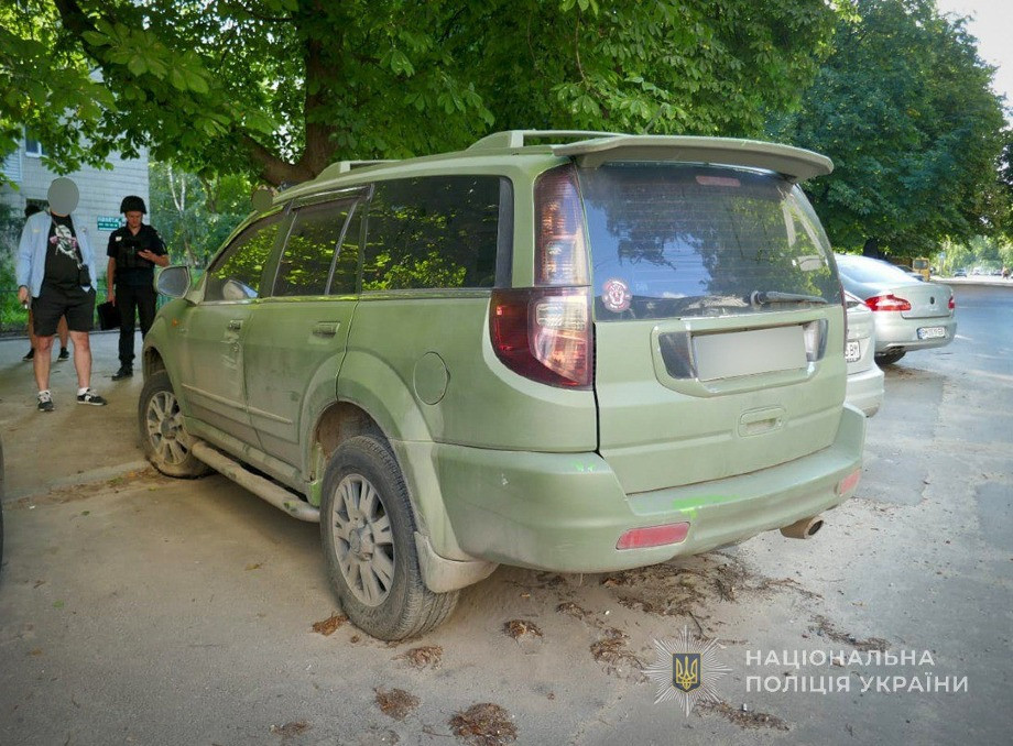 У Сумах зловмисник намагався викрасти військовий позашляховик та вкрав спорядження на 277 тис. грн