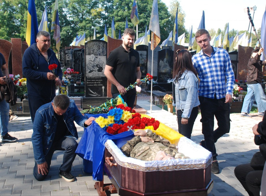 У Шостці попрощалися із захисником Олександром Логвіновим
