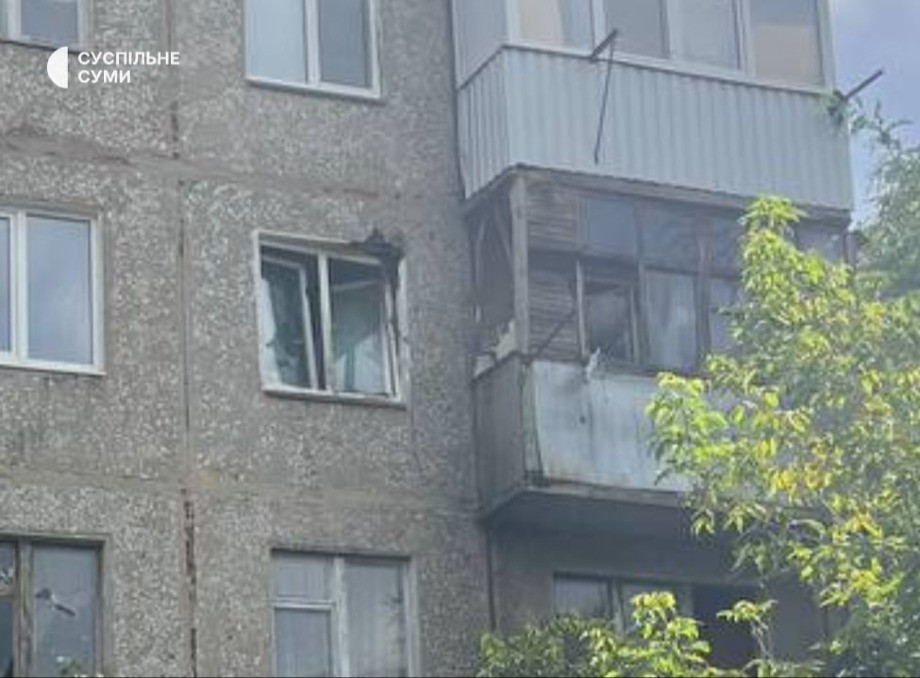 У Сумах ворожий дрон влучив у житловий будинок (фото)