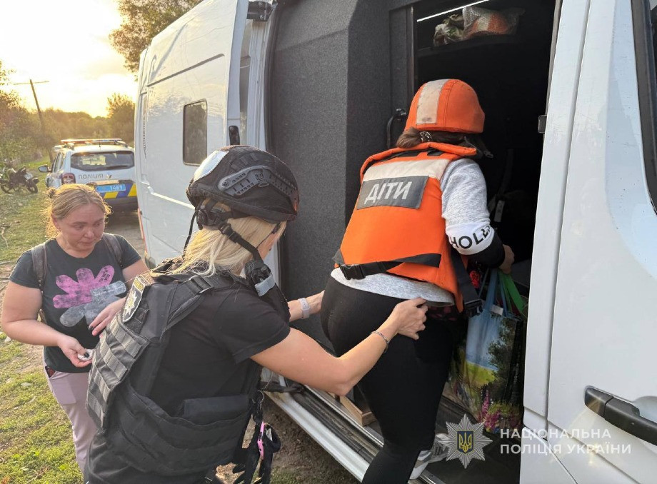 Поліція евакуювала матір з дітьми з-під обстрілів на Сумщині