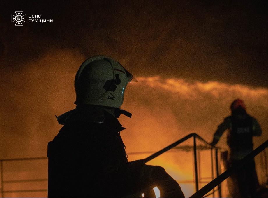 У Сумській громаді ліквідовано пожежу на об'єкті інфраструктури після нічного удару росії