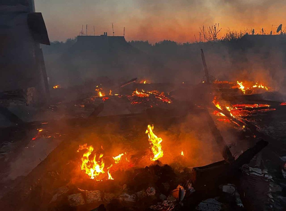 Ворожі дрони вдарили по Тростянецькій громаді: одна людина загинула, трьох врятували з-під завалів