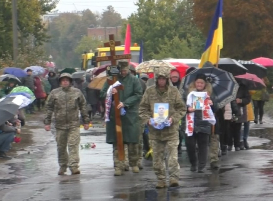 У Бурині попрощалися із солдатом Олександром Ткачовим