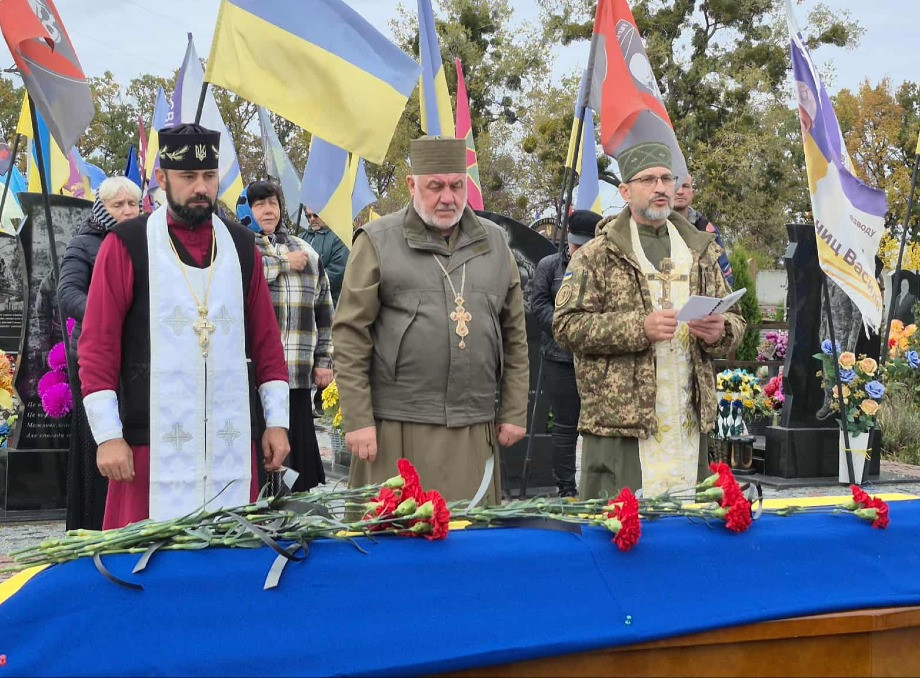 Лебединська громада попрощалася із захисником Денисом Обозним