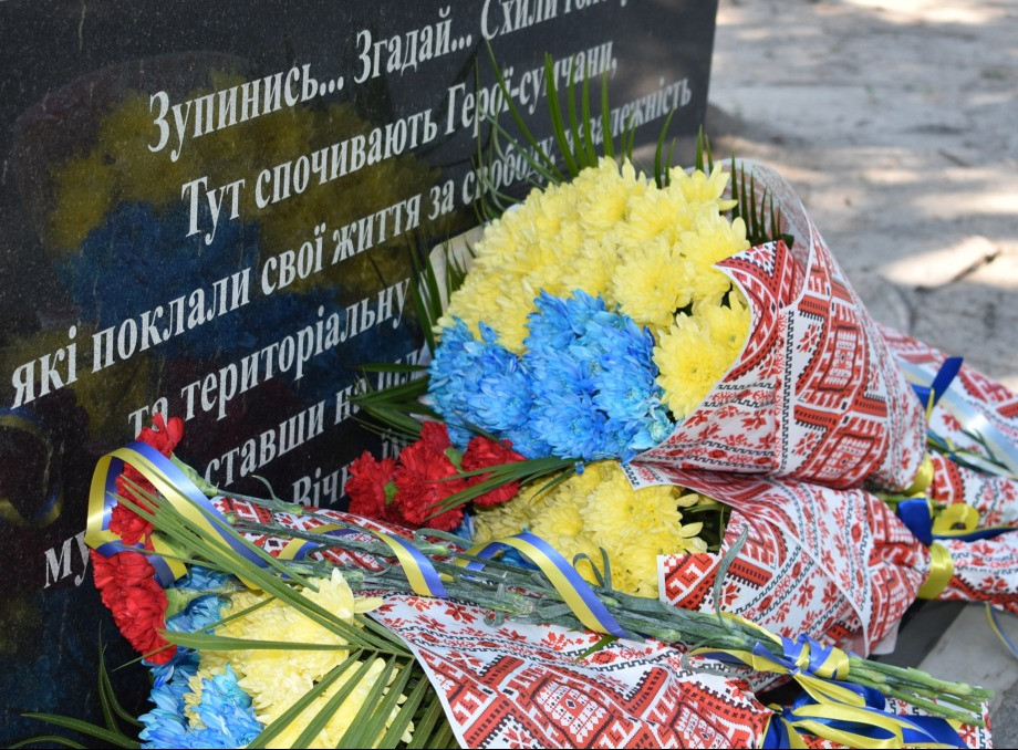 У Сумах вшанували загиблих Захисників у День Української Державності
