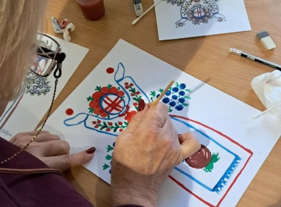 Сум’яни поєднали творчість із доброю справою на майстеркласі зі слобожанського розпису