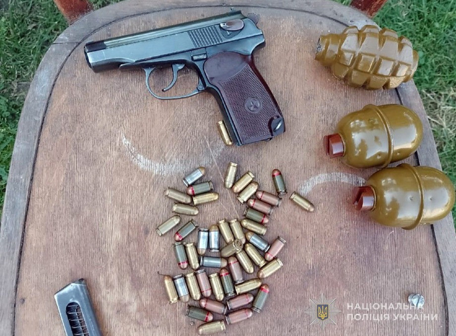 У Лебедині викрито незаконне вирощування конопель та арсенал зброї