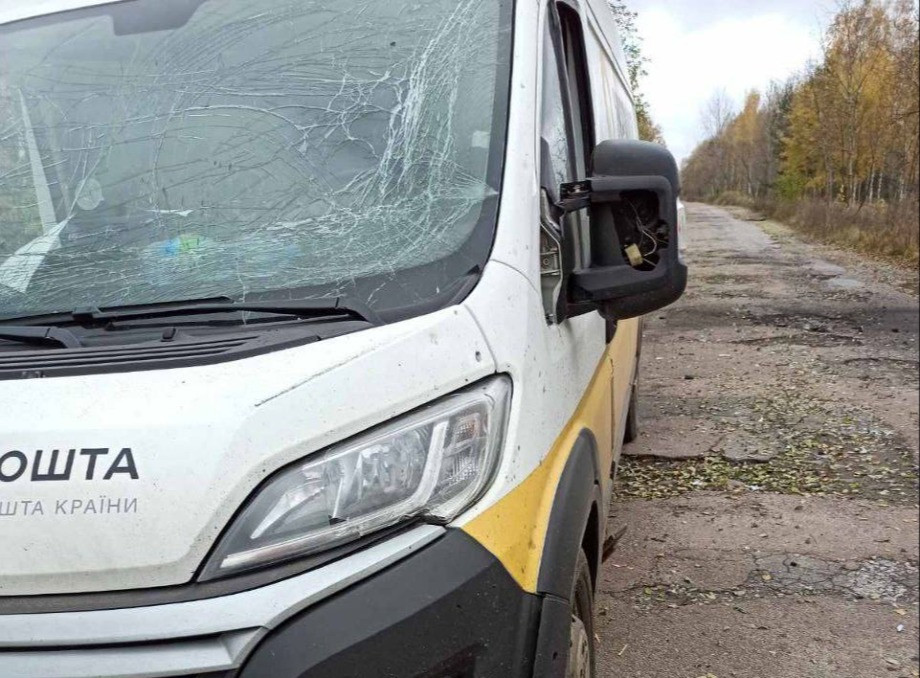 росія двічі за два дні атакувала автівки «Укрпошти» на Сумщині