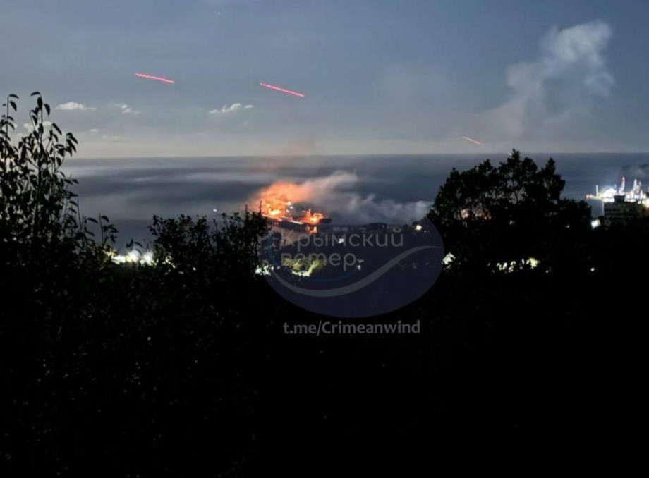 У російському Туапсе після атаки дрона спалахнула пожежа