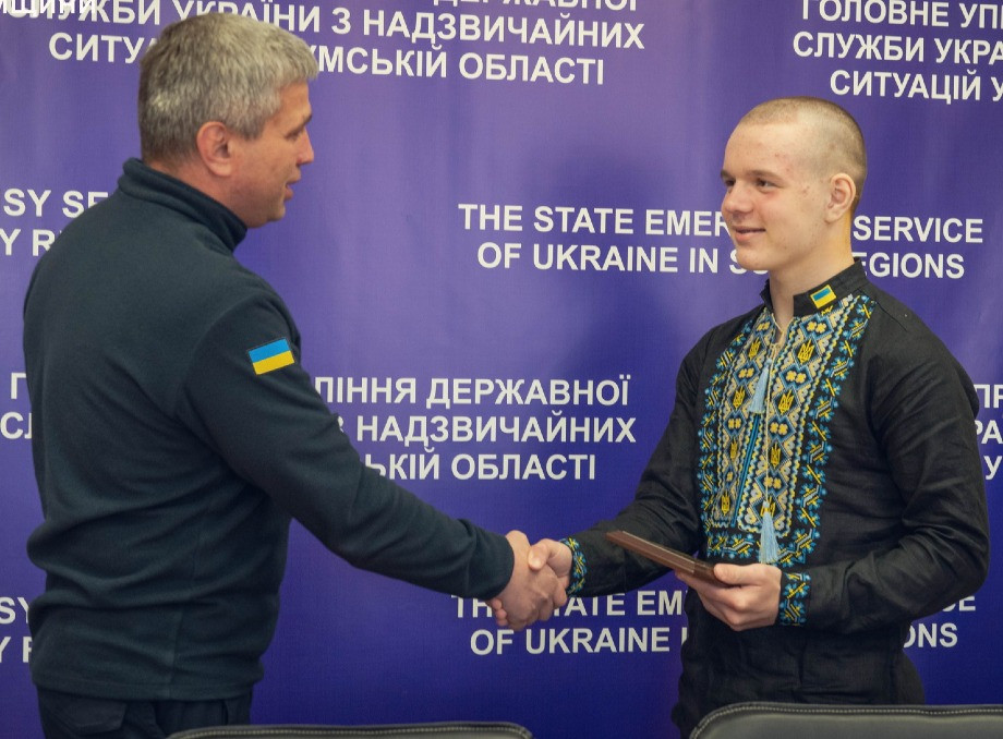Сумські рятувальники відзначили 13-річного хлопця за героїзм під час ракетного обстрілу