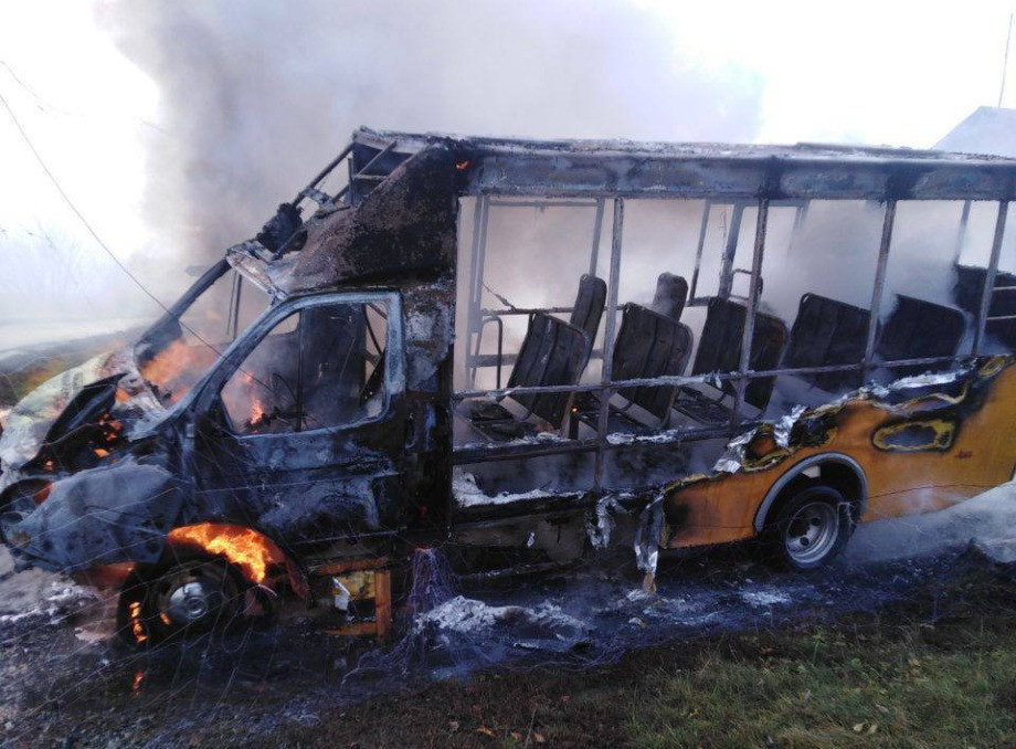 Згоріла вщент: росіяни FPV-дроном вдарили по маршрутці в Миколаївській громаді