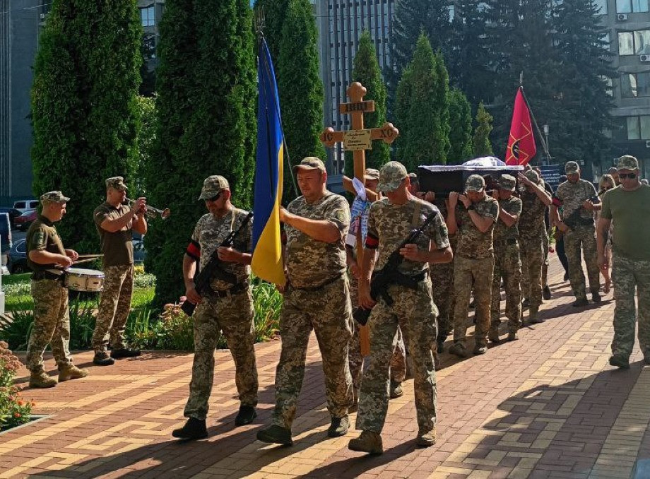 У Сумах попрощалися із захисником Яном Литвиненком