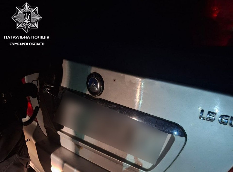 У Сумах водій почав пити алкоголь перед патрульними після зупинки